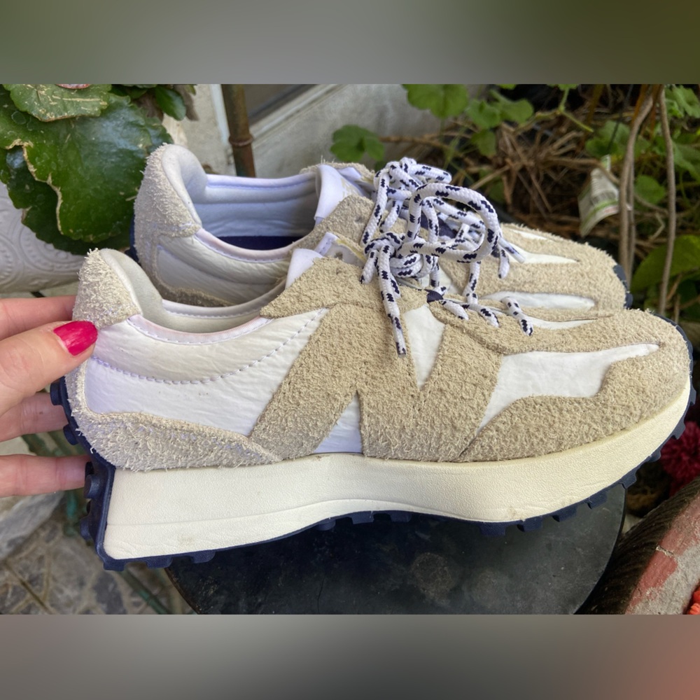 Unisex Men’s Size 7 Woman’s 8 1/2 Suede New Balance 327’s in Moonbeam and White.
